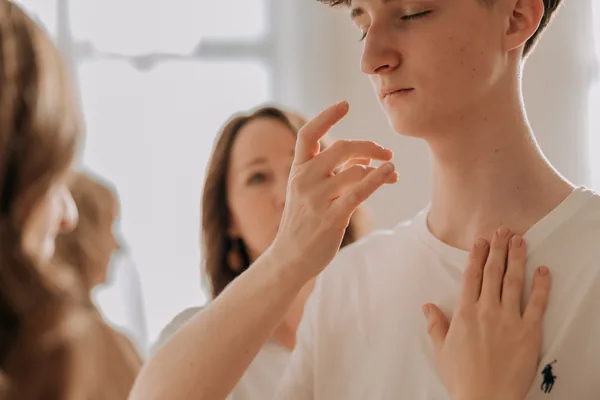 Zwei Frauen bei einer Körperarbeit-Session, Hand an der Schulter