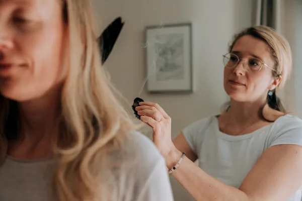 Zwei Frauen bei einer Behandlung — Business-Fotografie vor Ort
