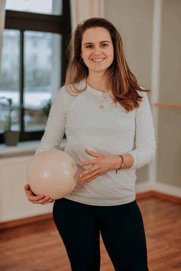 Frau mit Gymnastikball in einem hellen Studio — Business-Shooting Dresden
